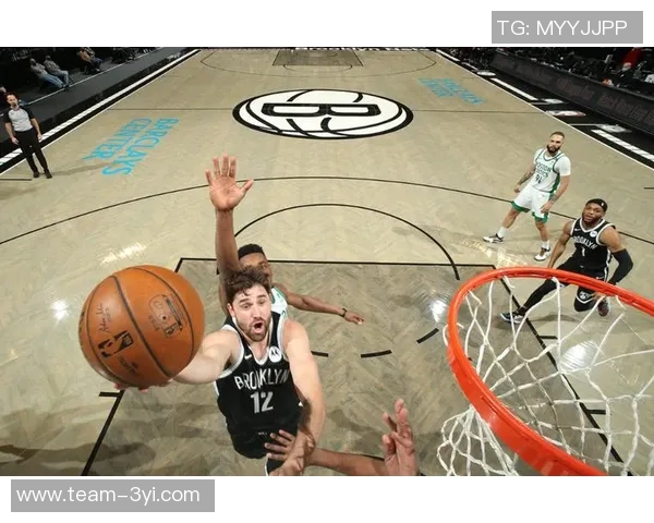 小南斯篮下强势进攻旱地拔葱单臂暴扣展现霸主风范